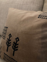 Charger l&#39;image dans la galerie, Handmade Cushion Wood Block Print on Cotton Sued with Pillow Insert
